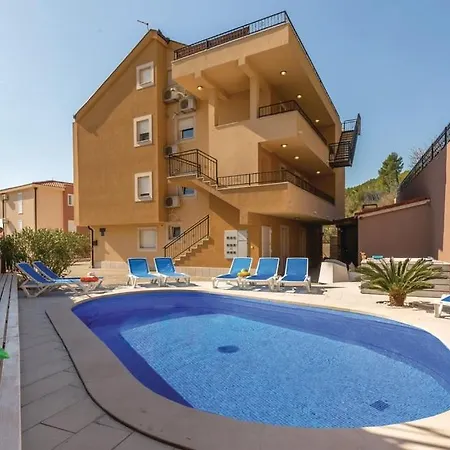 Andela 5 * Макарска